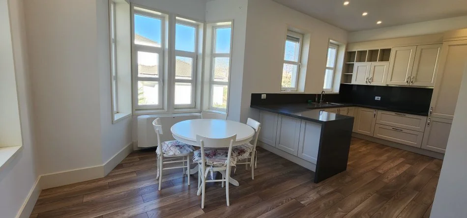 Tirane, jepet me qera Vile 5+1+Ballkon Kati 1, 602 m² 4.500 € (Rruga e Vilave)