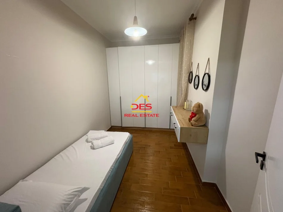 Vlore, jepet me qera apartament 2+1+Ballkon Kati 2, 90 m² 400 € (Rruga Hajredin Haxhiraj)