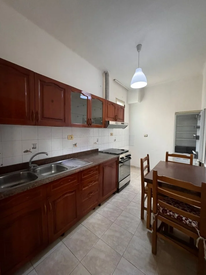 Durres, jepet me qera shtepi 2+1+2 Kati 2, 100 m² 400 € (STACIONI TRENIT DURRES!)