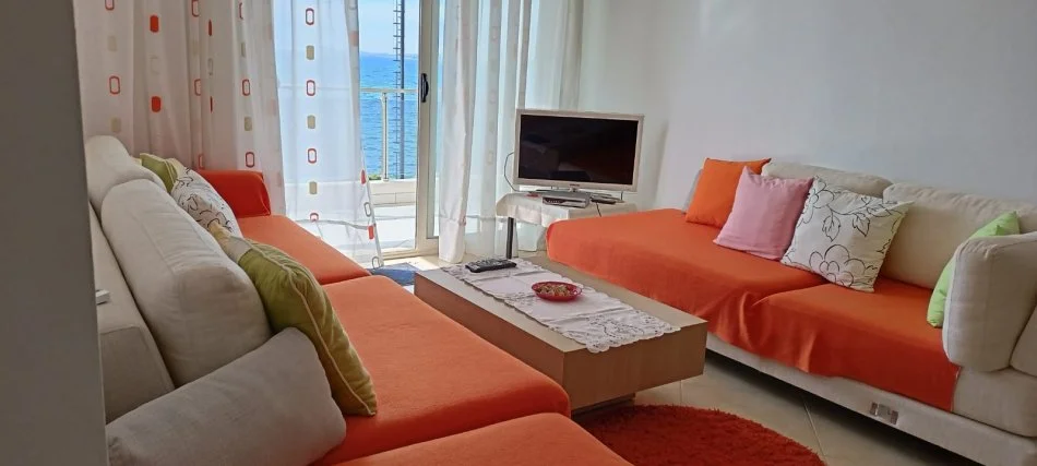 Vlore, jepet me qera apartament 2+1+Ballkon Kati 4, 76 m² 400 € (LUNGOMARE)