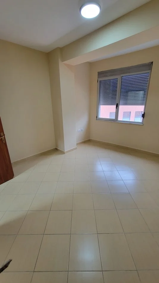 Tirane, jepet me qera apartament 1+1 Kati 4, 400 € (Kompleksi halili)