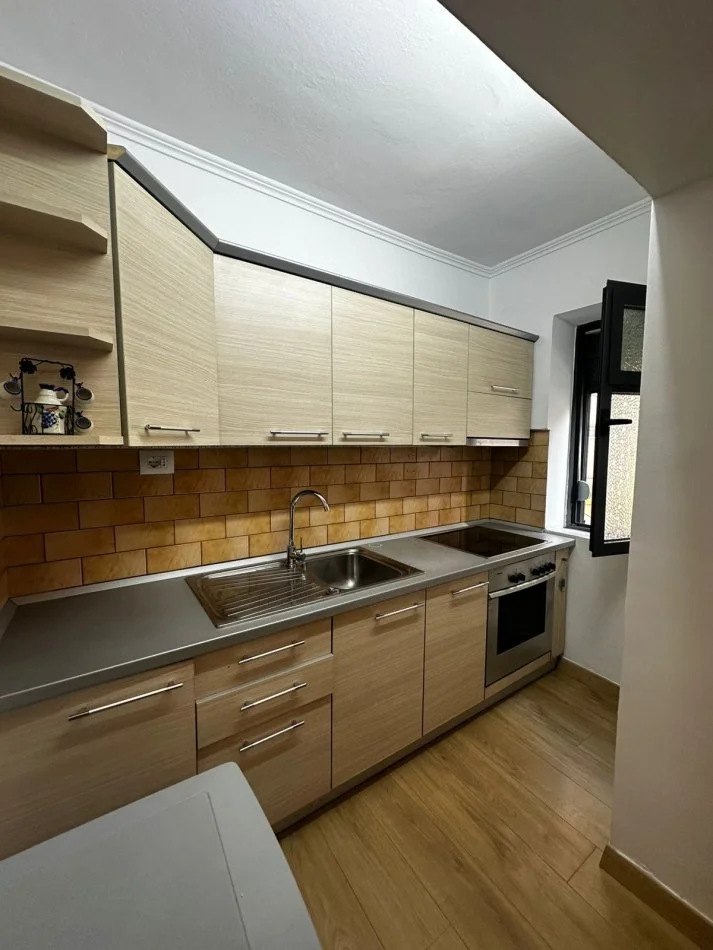 Tirane, jepet me qera apartament 1+1 Kati 1, 60 m² 600 € (Myslym shyri)