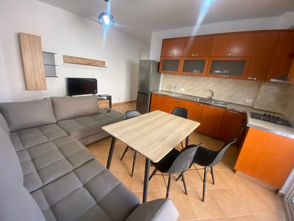 Tirane, jepet me qera apartament 2+1+Ballkon Kati 2, 80 m² 600 € (Fillim i Rruges Peti Kopshti Zoologjik)