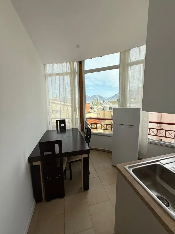 Tirane, jepet me qera apartament 1+1+Ballkon Kati 6, 70 m² 520 €