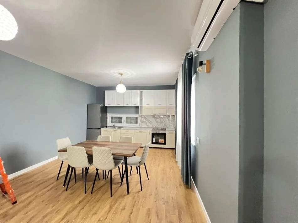 Tirane, jepet me qera apartament 2+1 Kati 2, 150 m² 900 € (Kopshti botanik)