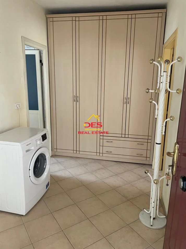 Vlore, jepet me qera apartament 2+1+Ballkon Kati 4, 55 m² 250 € (Rruga Osman Haxhiu)