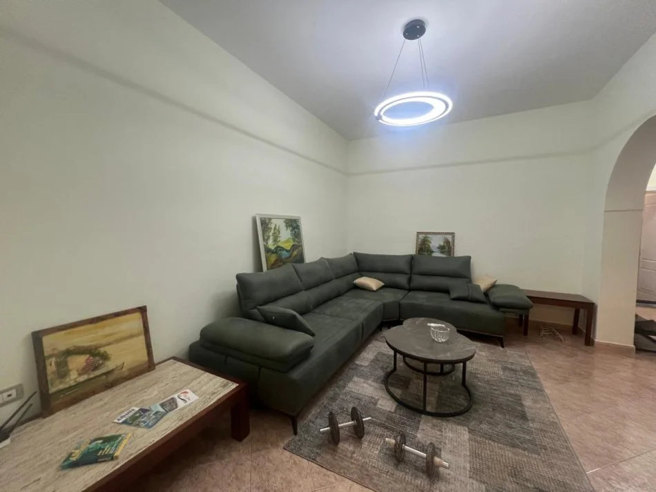 Tirane, jepet me qera apartament 2+1 Kati 4, 80 m² 900 € (Rruga Sulejman Delvina)