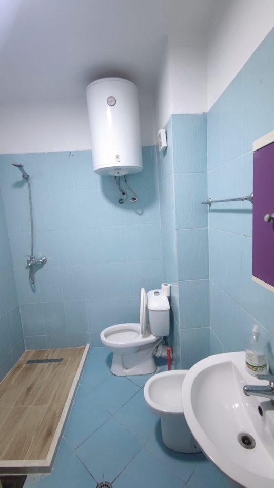 Tirane, jepet me qera apartament 2+1+Ballkon Kati 4, 95 m² 450 € (Rruga Loni Ligori Vero Kafe ASTIR)