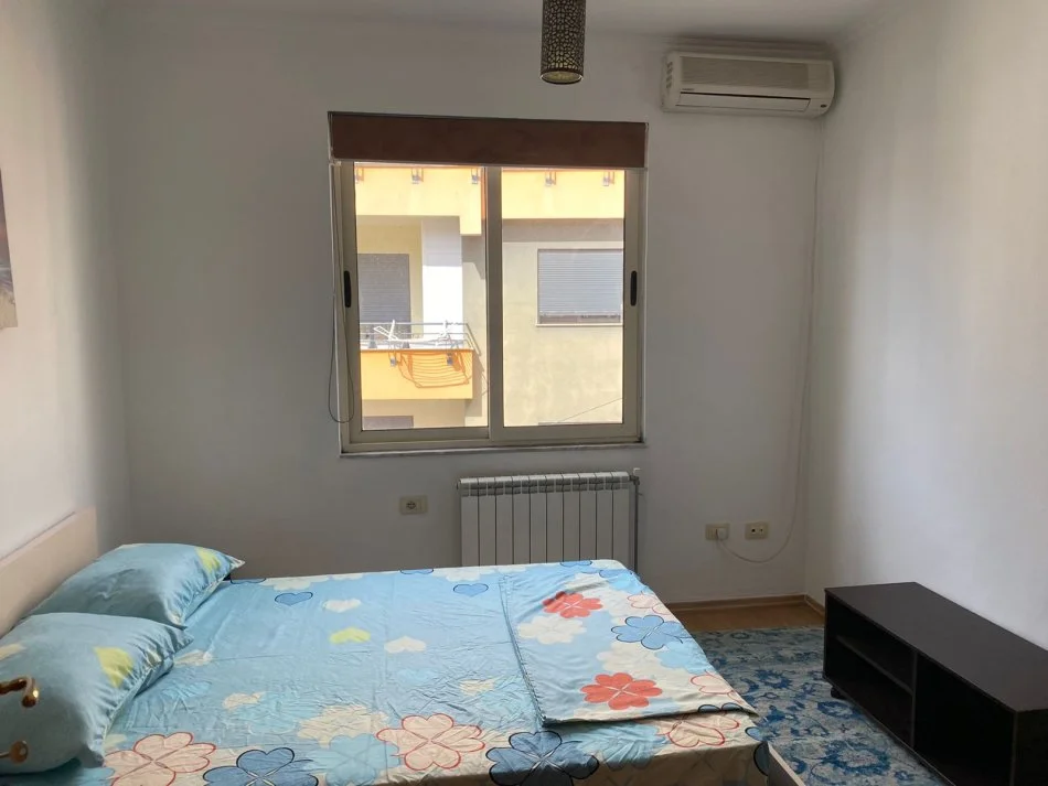 Tirane, jepet me qera apartament 2+1+Ballkon Kati 3, 85 m² 600 € (Liqeni i Thate)