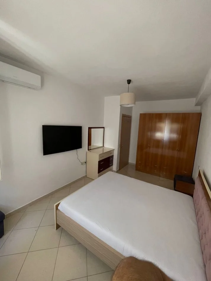 Tirane, jepet me qera apartament 1+1+Ballkon Kati 4, 65 m² 400 € (RR.BILL KLINTON COK MARKET)