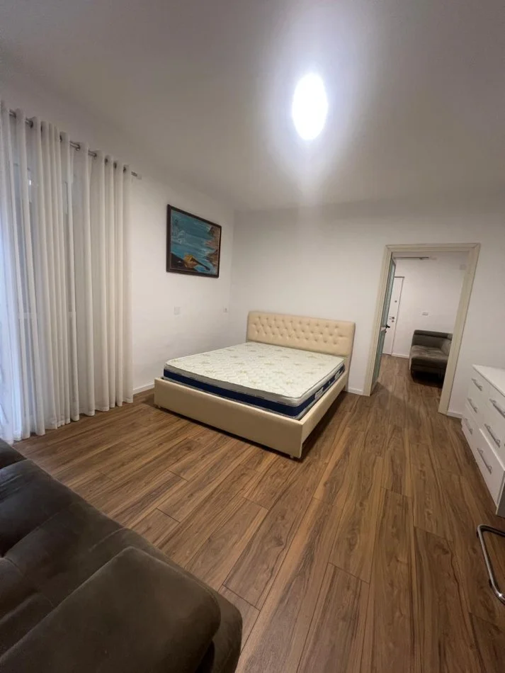 Tirane, jepet me qera apartament 1+1 Kati 1, 60 m² 400 € (Rruga Artan Lenja)