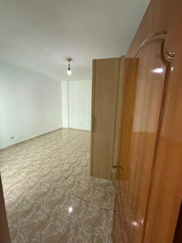Tirane, shitet apartament 3+1 , 120 m² 248.000 € (Komuna e parisit)