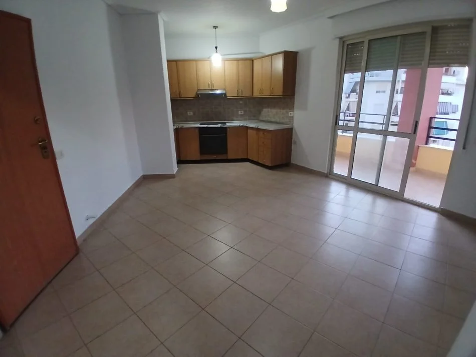 Tirane, jepet me qera apartament 2+1+Ballkon Kati 7, 87 m² 450 € (Selvia)