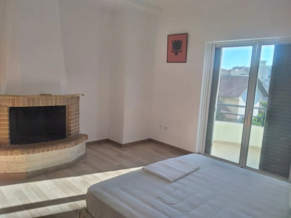 Tirane, jepet me qera apartament 2+1+Ballkon Kati 2, 100 m² 400 € 