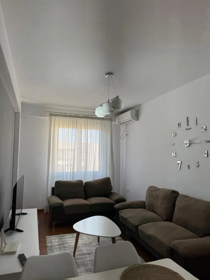 Tirane, jepet me qera 2+1+Ballkon Kati 8, 80 m² 600 € (rruga Ndre Mjeda)