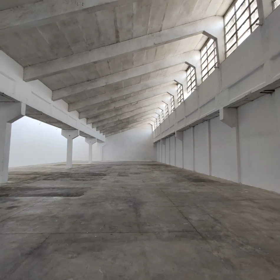 Tirane, jepet me qera ambient / magazine Kati 0, 880 m² 2.700 € (ne ish Kombinatin e Tekstileve)