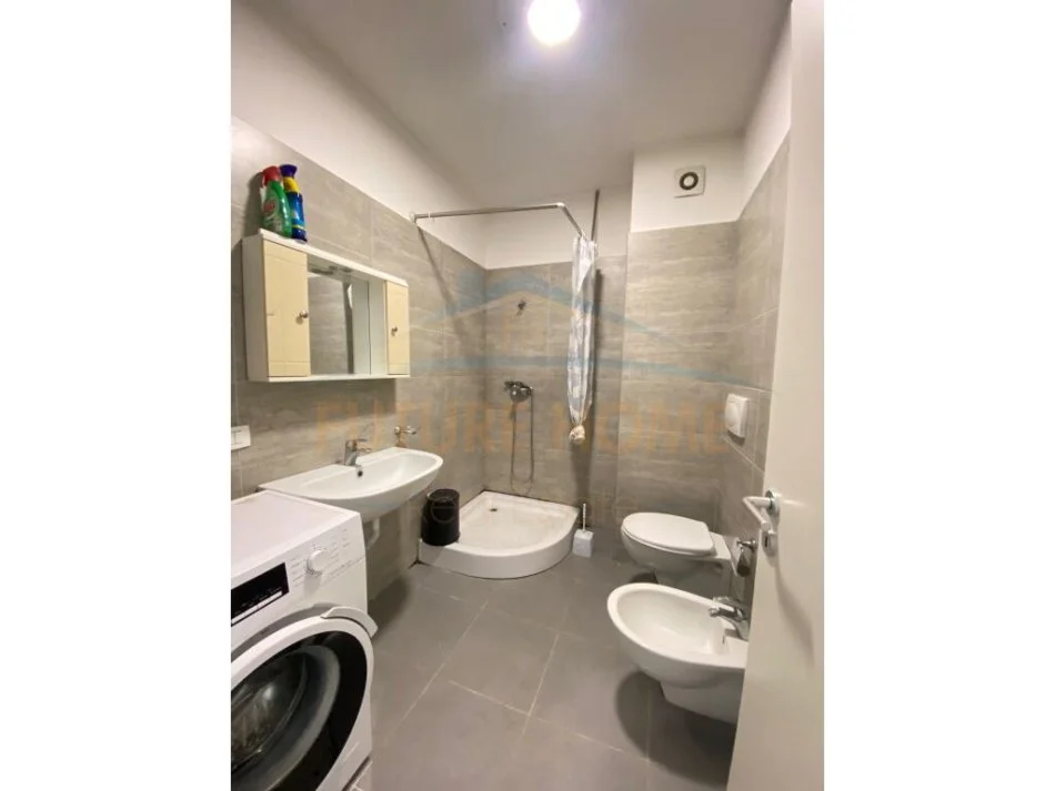 Tirane, shitet apartament 2+1+Ballkon Kati 5, 92 m² 217.000 € (21 Dhjetori)