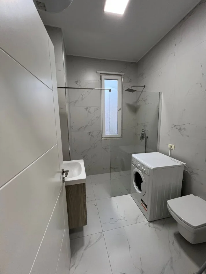 Tirane, jepet me qera apartament 2+1+Ballkon Kati 3, 95 m² 600 € (Ish fusha aviacionit)