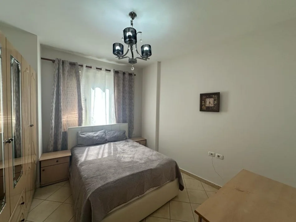 Tirane, jepet me qera apartament 1+1+Ballkon Kati 2, 80 m² 500 € (Komuna e Parisit)