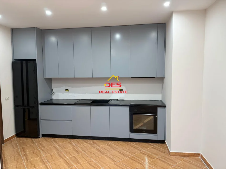 Vlore, jepet me qera apartament 1+1+Ballkon Kati 2, 70 m² 350 € (Rruga Sazani)