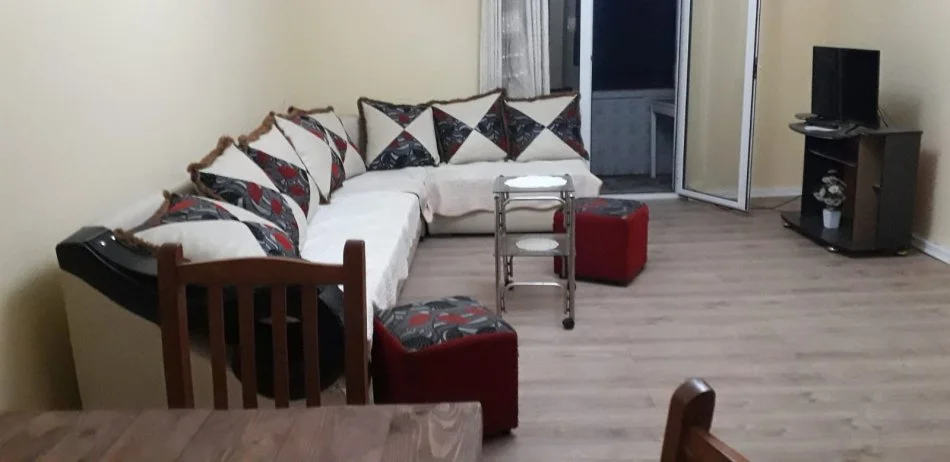 Tirane, jepet me qera apartament 2+1+Ballkon , 80 m² 450 € (Rruga Asim Vokshi perballe hurry fultz)