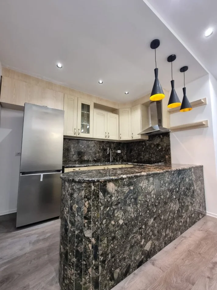 Tirane, jepet me qera apartament 2+1+Ballkon Kati 3, 95 m² 600 € (rruga Hamdi Sina)