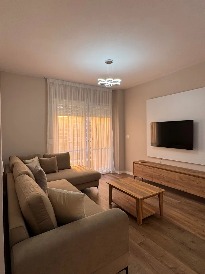 Tirane, jepet me qera apartament 2+1+Ballkon Kati 4, 95 m² 550 € (Apartament 2+1+2+Parking Pet Qera Univers City Plotesisht I Mobiluar Pamje Parku)