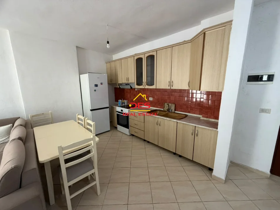 Vlore, jepet me qera apartament 1+1+Ballkon Kati 6, 70 m² 400 € (Lungomare)