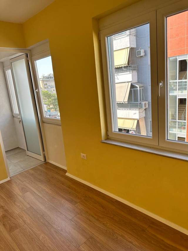 Tirane, jepet me qera apartament 3+1+BLK Kati 6, 110 m² 450 Euro (Garda, Rruga Adem Jashari)