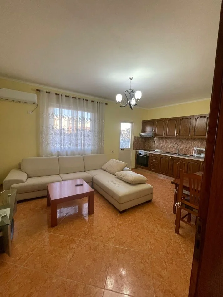 Tirane, jepet me qera apartament 1+1 , 550 € (Artan Lenja)
