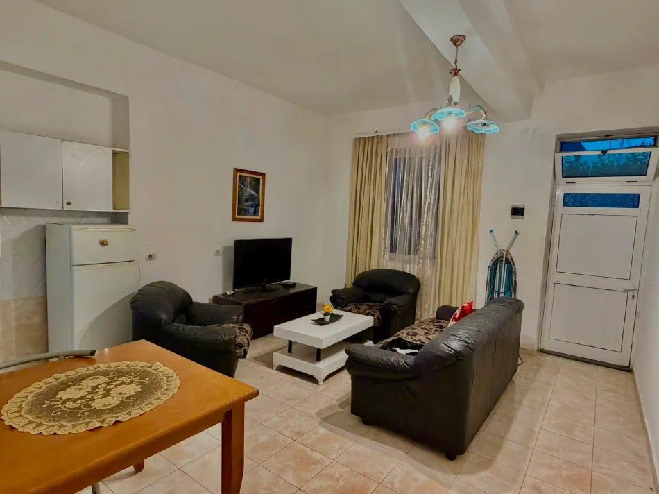 Tirane, jepet me qera shtepi 1+1 Kati 1, 60 m² 400 € (Myslym Shyr prane Shallvareve)