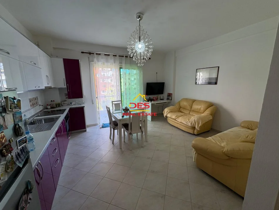 Vlore, jepet me qera apartament 2+1+Ballkon Kati 3, 95 m² 400 € (Rruga Hasan Kushta)