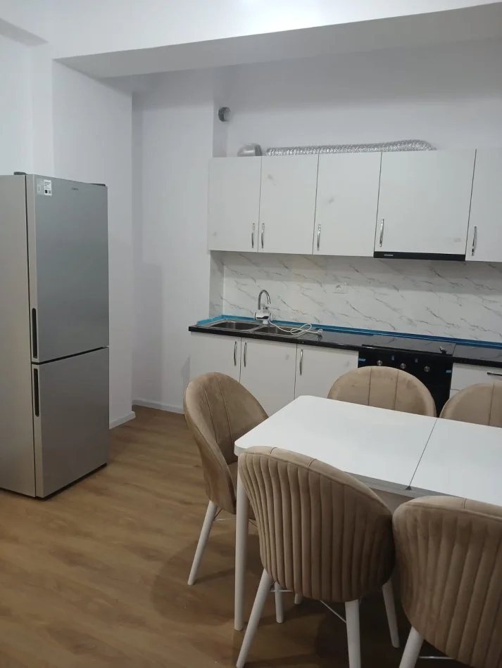 Tirane, jepet me qera apartament 2+1+Ballkon Kati 6, 75 m² 500 € (Ali Demi)