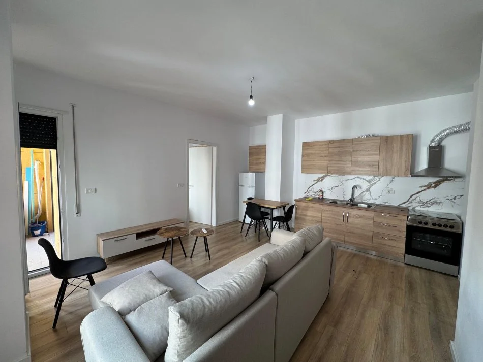 Tirane, jepet me qera apartament 1+1 Kati 3, 56 m² 650 € (Shkolla e kuqe)