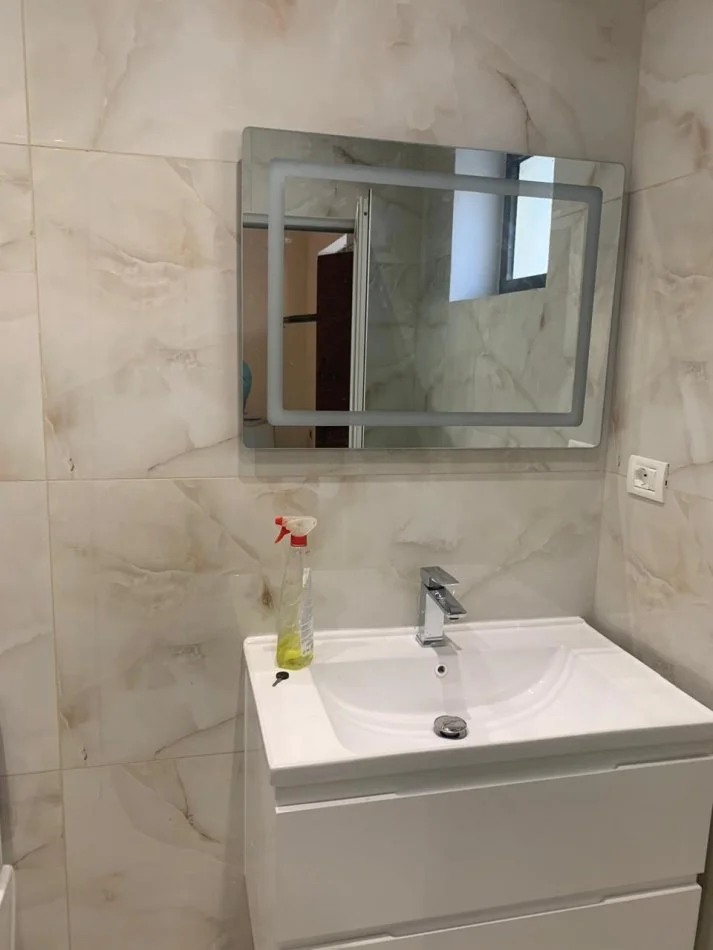 Tirane, jepet me qera ambjent biznesi Kati 1, 60 m² 500 € (21 Dhjetori ( rruga Muhamet Gjollesha prane shkolles Sabaudin Gabrani))