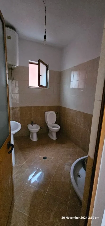 Tirane, jepet me qera apartament 2+1+Ballkon Kati 3, 119 m² 500 € (Rruga e Kavajes)