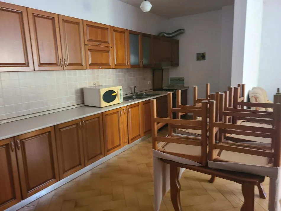 Tirane, jepet me qera apartament 2+1+Ballkon Kati 3, 100 m² 600 € (Tregu Elektrik)