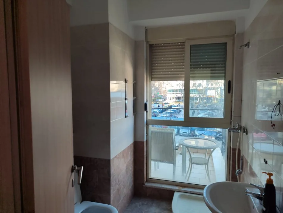 Tirane, jepet me qera apartament 2+1 Kati 1, 94 m² 700 € (Kompleksi Delijorgji, Rruga e Kavajes.)