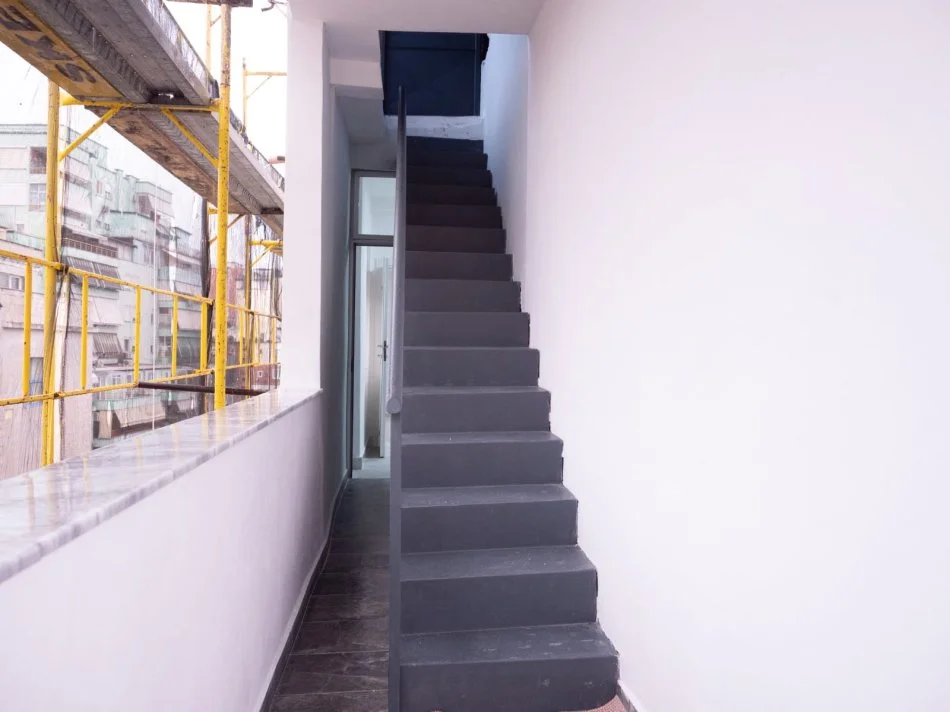 Tirane, jepet me qera zyre Kati 4, 95 m² 1.100 € (Sheshi Wilson)