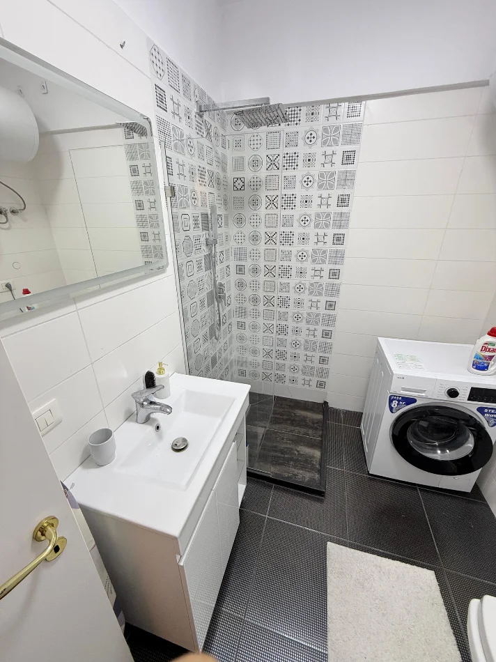 Tirane, jepet me qera apartament 2+1 , 90 m² 1.000 € (Kompleksi Delijorgji)