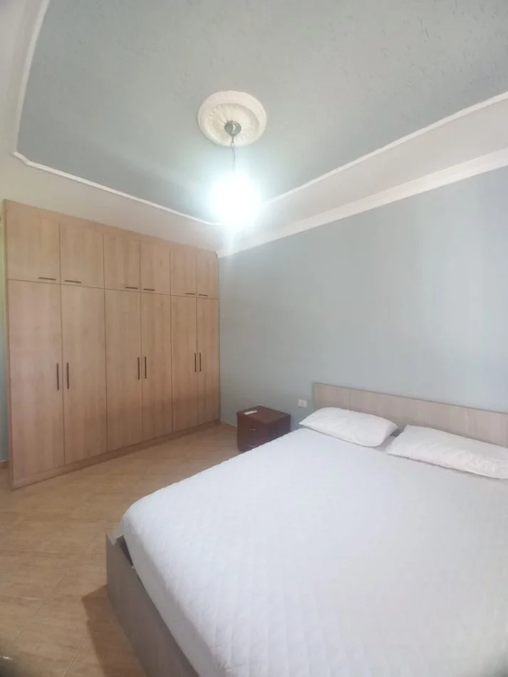 Tirane, jepet me qera apartament 2+1+Aneks+Ballkon Kati 4, 105 m² 700 € (qender)