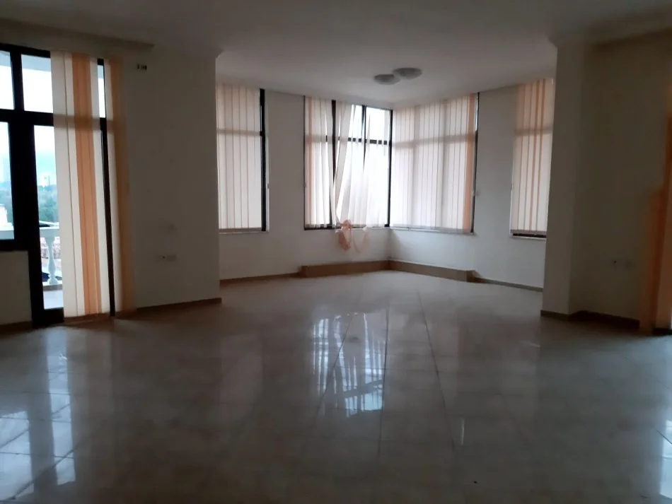 🏠Jepet me qera Vilë 4 katëshe pranë Kopshtit Zoologjik.