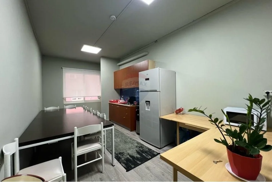 Tirane, jepet me qera zyre Kati 5, 290 m² 3.550 € (Bllok)