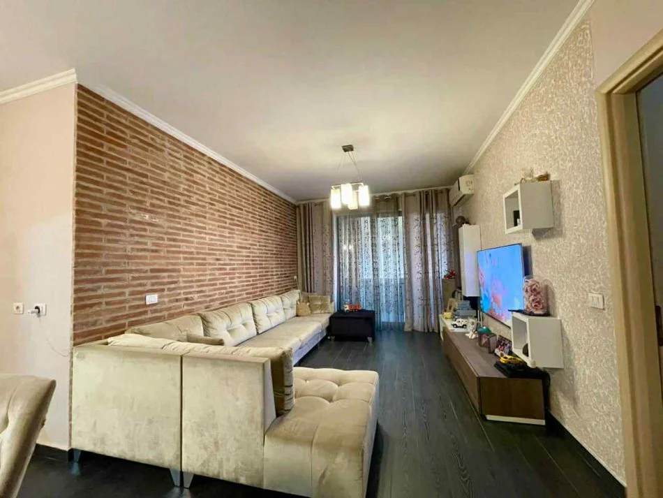 Tirane, jepet me qera apartament 2+1+Ballkon Kati 3, 105 m² 850 € (DON BOSKO PRANE VODAFONE)