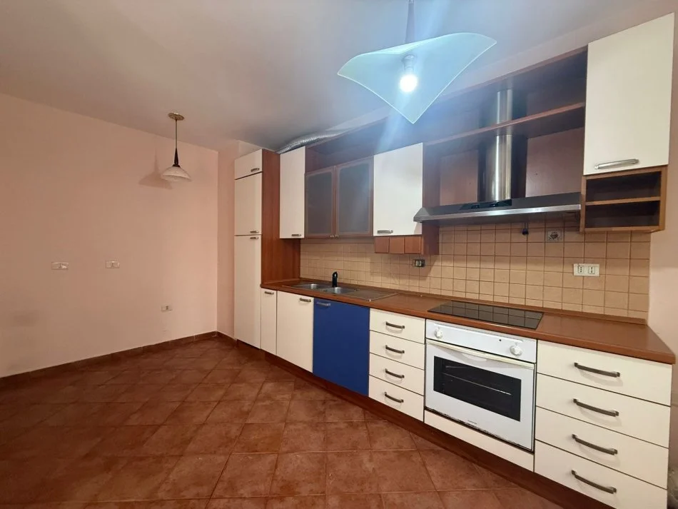 Tirane, shitet apartament 2+1 Kati 1, 131 m² 320.000 €  UNA58291