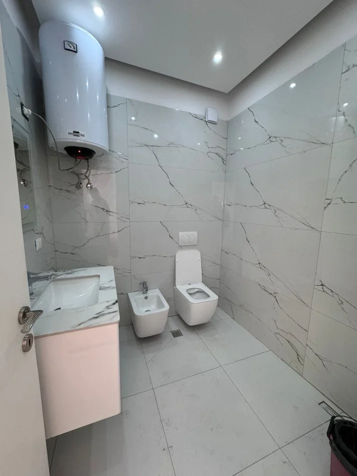 Tirane, jepet me qera apartament 2+1+Ballkon Kati 3, 100 m² 350 € (rruga Ramazan Gaxherri)