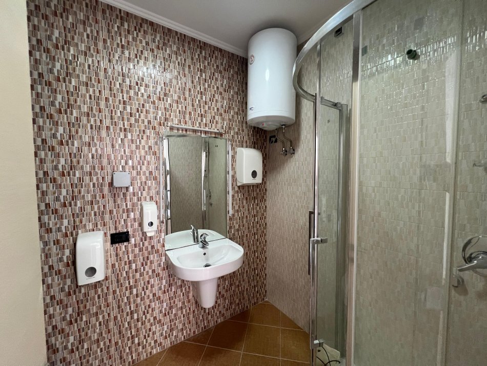Tirane, jepet me qera zyre Kati 6, 187 m² 2.700 € (hilton garden inn)