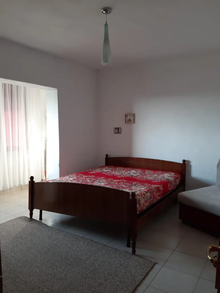 Tirane, jepet me qera apartament 1+1 Kati 4, 70 m² 350 € (Ali Dem prane Kryegjyshates)