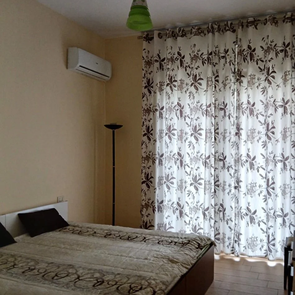 Tirane, jepet me qera apartament 3+1+Ballkon Kati 2, 1.400 € (tek Nobis)