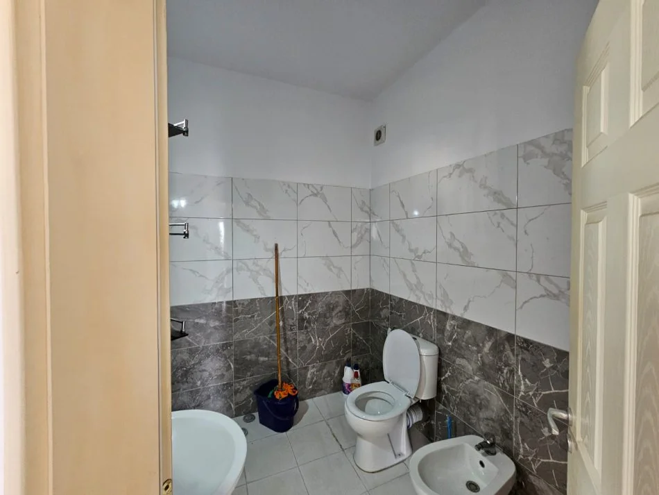 Shqiperi, jepet me qera apartament 2+1+Ballkon Kati 2, 113 m² 400 € (BUZE UNAZE)